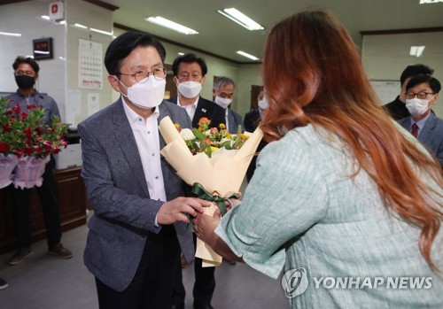 꽃다발 받는 황교안 전 대표