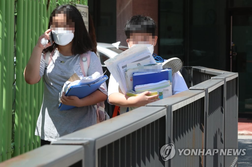 검사 받고 '집으로'