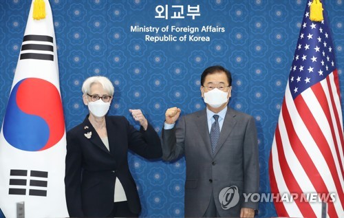 팔꿈치 인사하는 정의용 외교부 장관과 셔먼 미 국무부 부장관,
