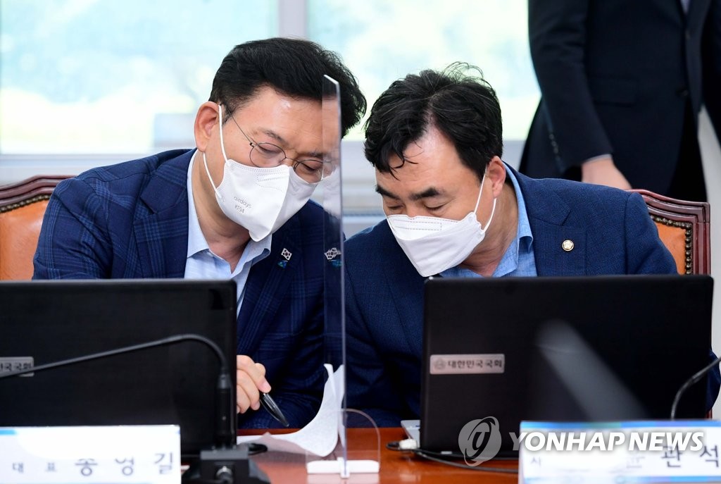 대화하는 송영길 대표와 윤관석 사무총장