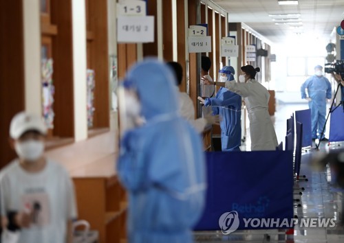 분주한 임시 선별검사소