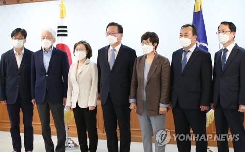시민사회위원회 민간위원들과 기념촬영하는 김부겸 총리