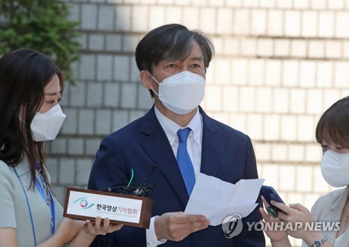 재판 출석 전 발언하는 조국