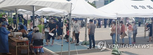 선별 검사소 찾은 양양 주민들