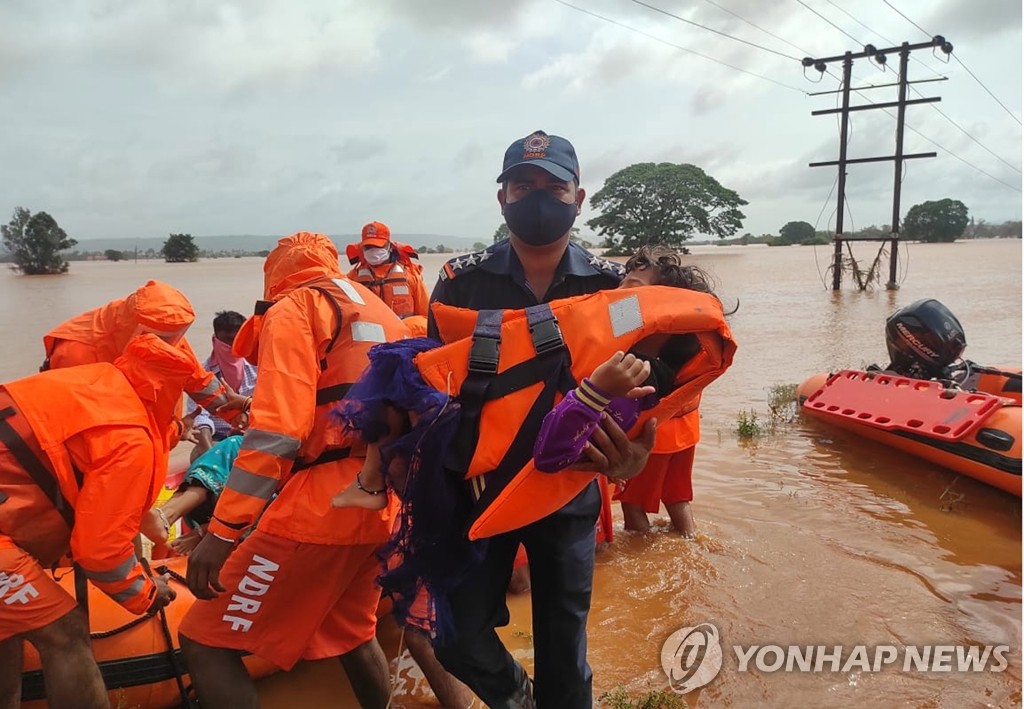 홍수 고립 주민 대피시키는 인도 국가재난대응군