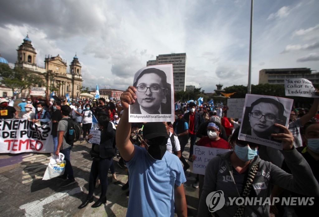 반부패 검사 해임이 불붙인 과테말라 시위…대통령 퇴진 요구
