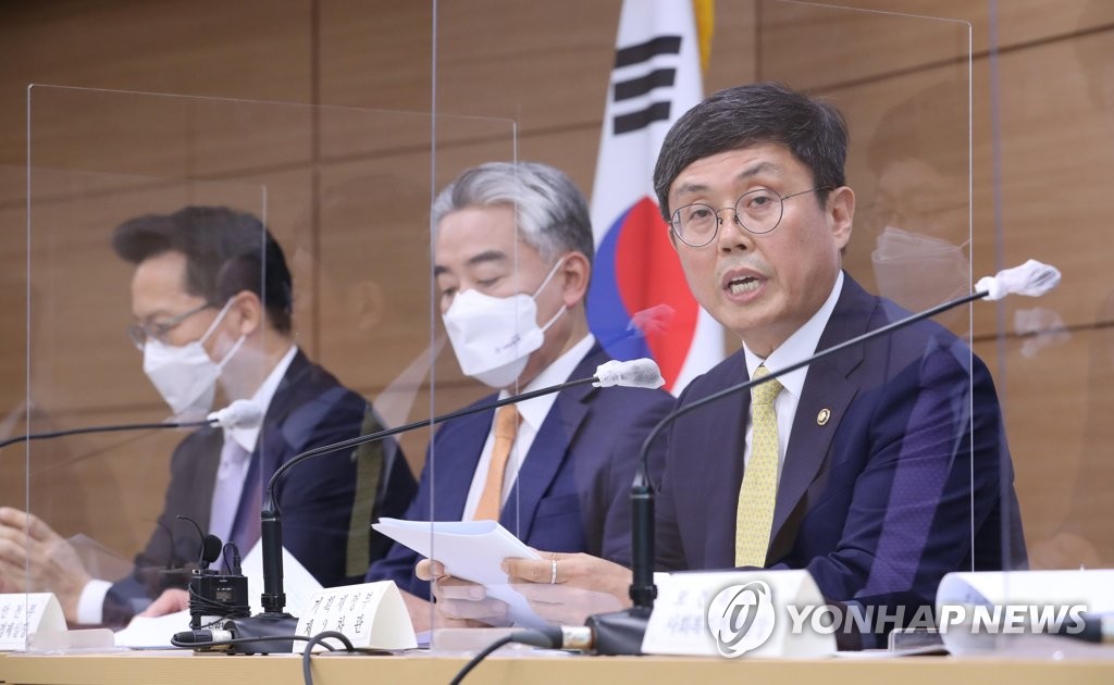 코로나19 피해지원 3종 패키지 주요 내용 발표하는 안도걸 2차관