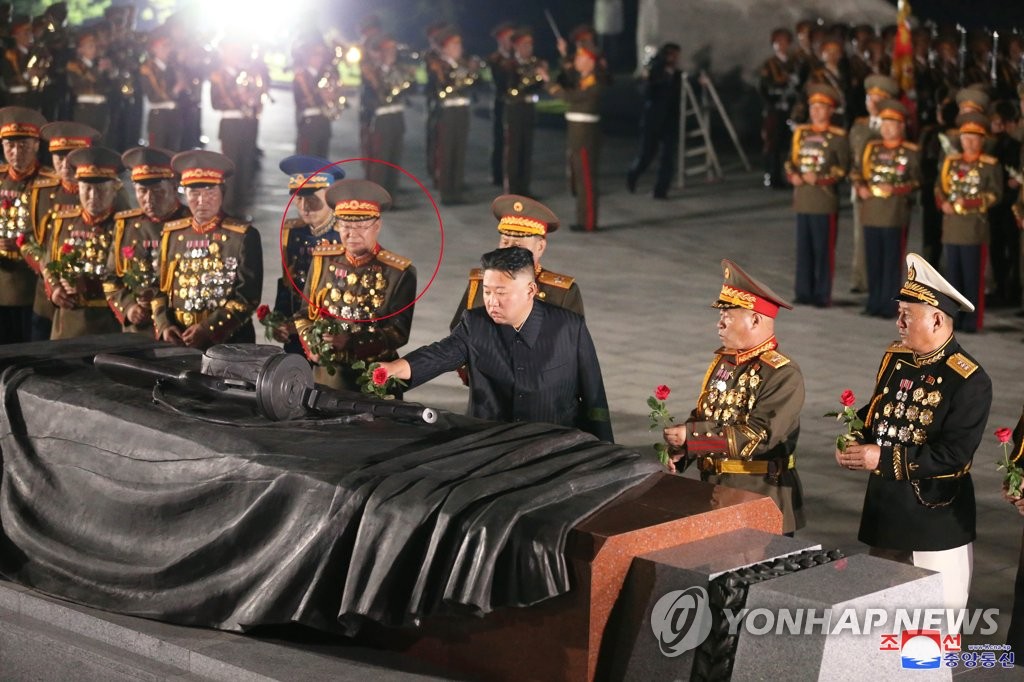 정전협정 68주년 맞아 6·25 전사자묘에 헌화하는 북한 김정은