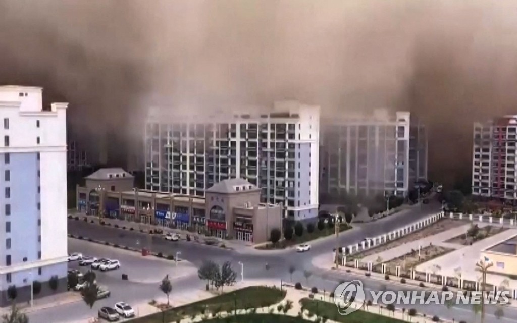 중국 간쑤성 도시 덮치는 '높이 100ｍ' 모래폭풍