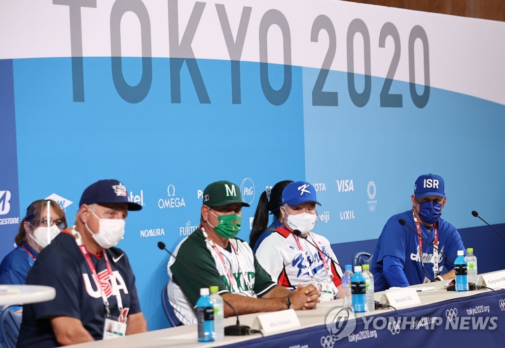 一堂に会した各国の野球代表監督 一堂に会した各国の野球代表監督
