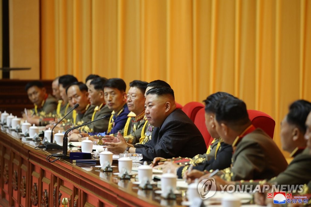 김정은, 사상 첫 전군지휘관 강습 주재…핵 언급 없어