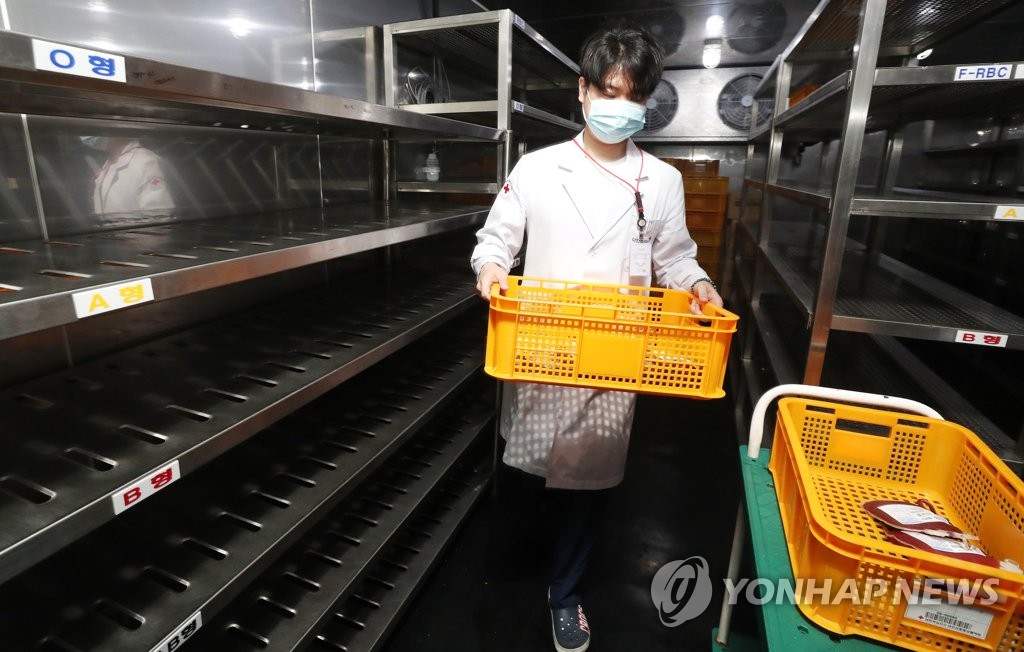 거리두기 강화로 헌혈 위축 '혈액 수급 비상'