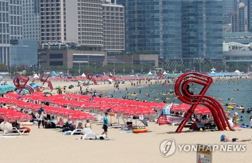 Des vacanciers se baignent le dimanche 1er août 2021 sur la plage de Haeundae à Busan, à 453 km au sud-est de Séoul.