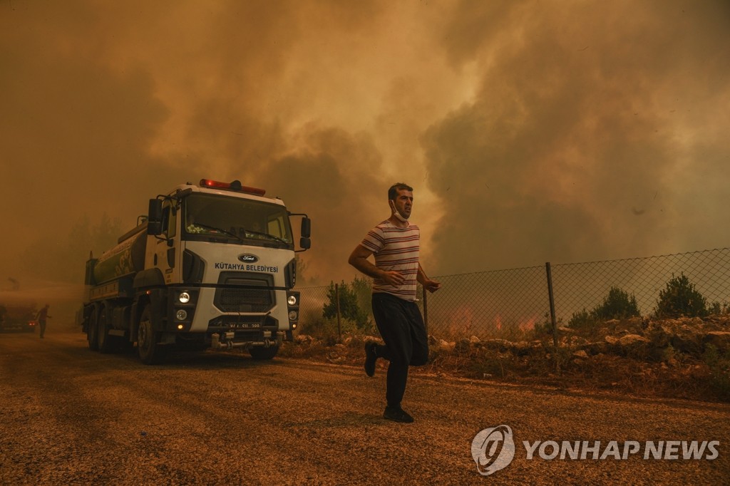 터키 남서부 대규모 산불 피해 달아나는 마을 주민