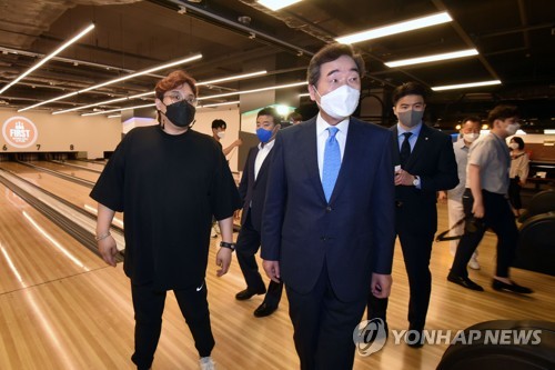 실내체육시설 지원 간담회 앞서 볼링장 둘러보는 이낙연 후보