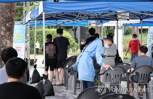 코로나19 검사, 분주한 임시선별검사소