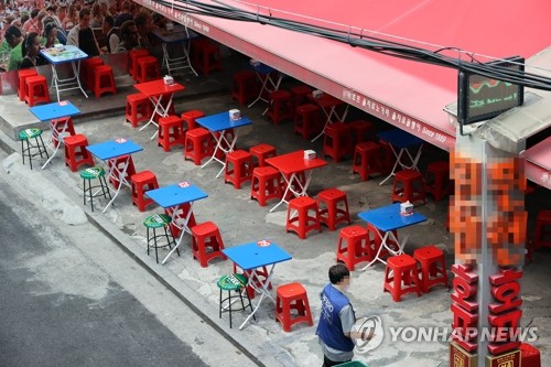 코로나 확산으로 호프집·노래방 '줄폐업'