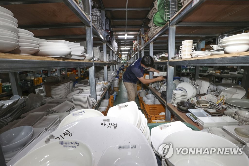 가득 쌓인 폐업 음식점 식기류