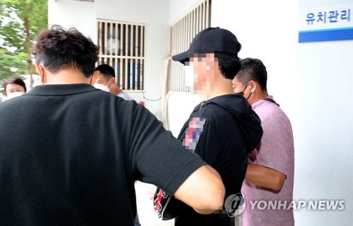 법원으로 이송되는 변호사 피살 사건 피의자