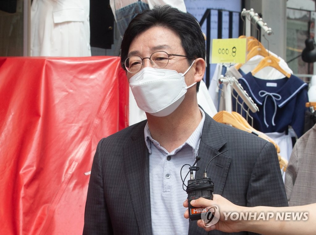 홍대거리 찾은 유승민