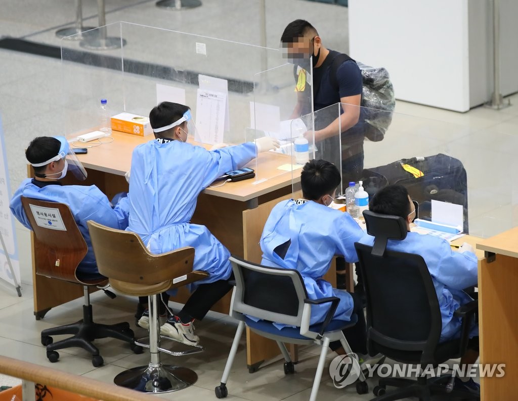방역 관계자 안내받는 입국자