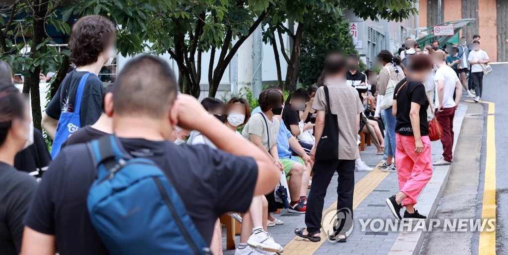 길게 늘어선 검사 대기 줄