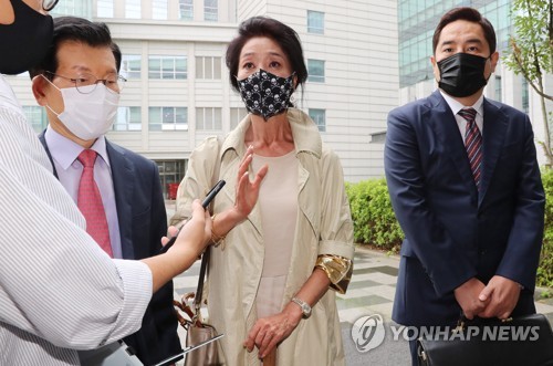 취재진 질문에 답하는 김부선