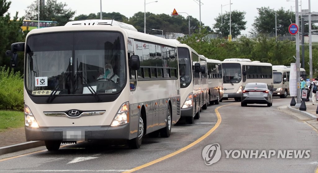 韓国に入国したアフガニスタン人らを乗せたバス＝２７日、金浦（聯合ニュース）