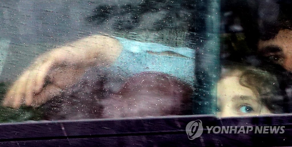 인재개발원 들어가는 아프간인 '안도와 불안'
