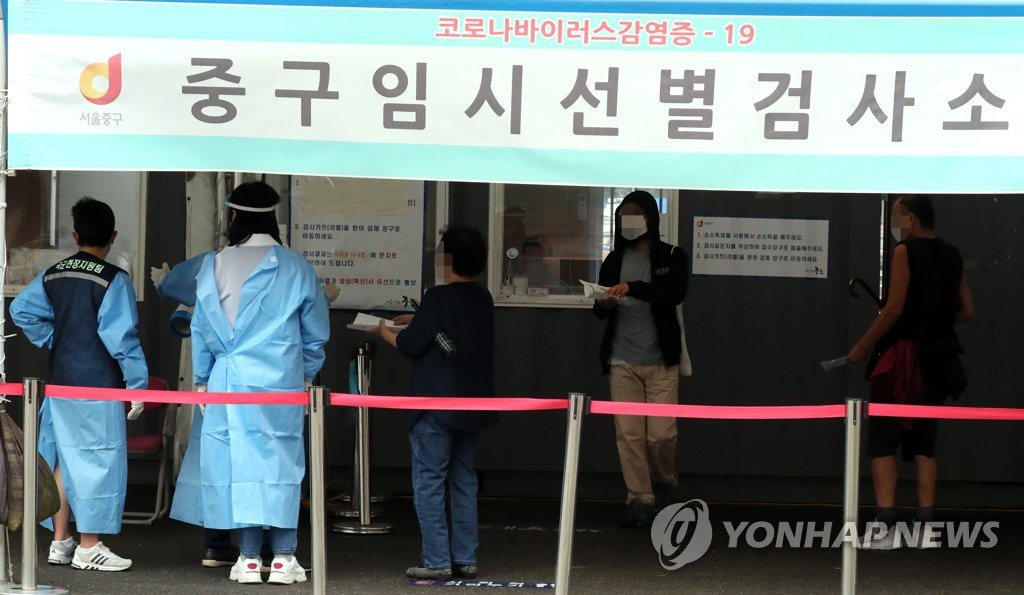 검사 안내하는 의료진