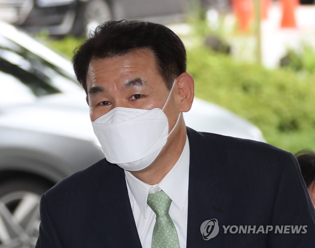 정은보 금감원장, 금융위원장 만나기 위해 청사 도착