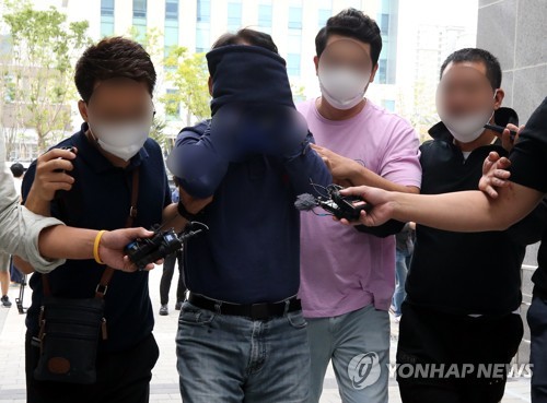 검찰 송치되는 '30대 여성 살해ㆍ유기 혐의 60대'