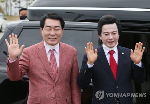 인천 송도 찾은 안상수와 허경영