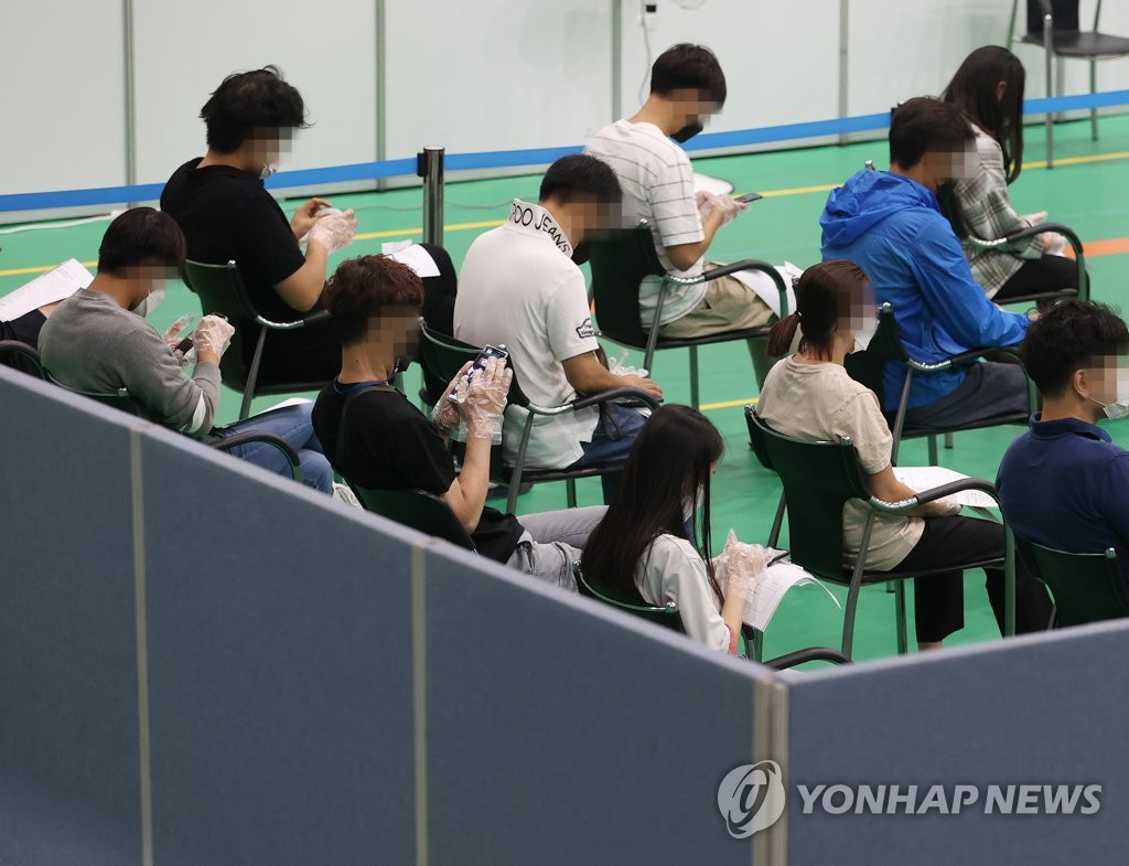 비닐장갑 낀 백신 접종자들
