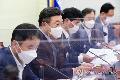 원내대책회의에서 발언하는 윤호중 원내대표