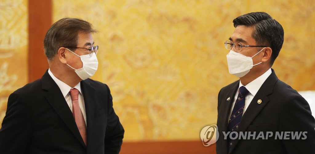Suh Hoon (L), director of national security, talks with Defense Minister Suh Wook at Cheong Wa Dae in Seoul in this file photo dated Sept. 13, 2021. (Yonhap) 