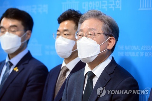 기자 질문에 답하는 이재명