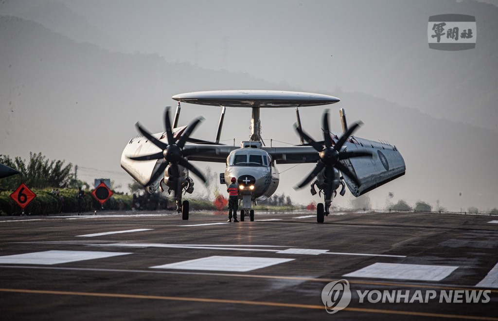 '중국군 침공 대비' 비상 이착륙 훈련하는 대만 조기경보기