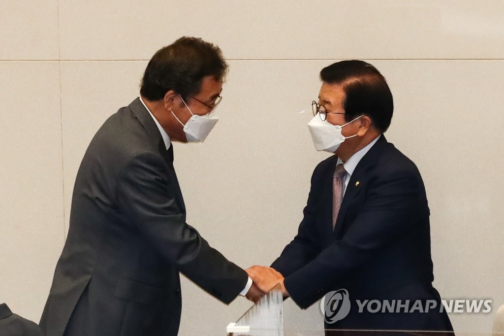 박병석 국회의장과 인사하는 이낙연