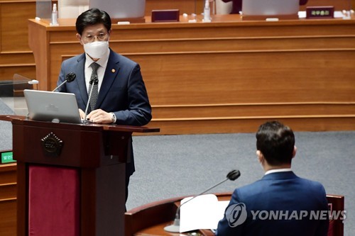 답변하는 노형욱 국토부 장관