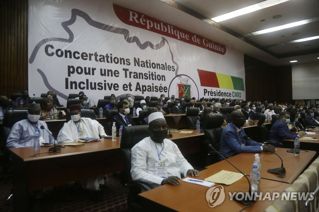 각국 외교사절 불러 모은 기니 쿠데타 지도부