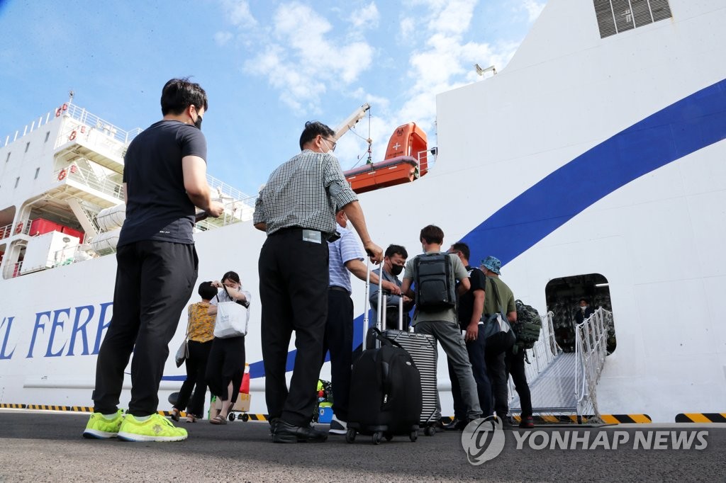 대형 카페리선 탑승