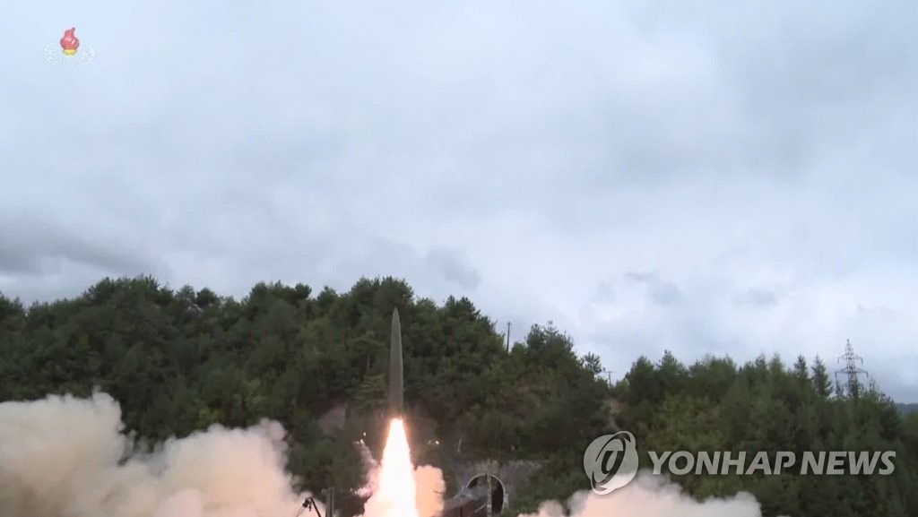 북한, 어제 열차서 탄도미사일 발사…"동해상 800㎞ 목표 타격"