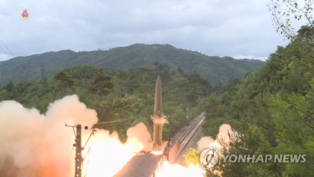 북한, 어제 열차서 탄도미사일 발사…"동해상 800㎞ 목표 타격"