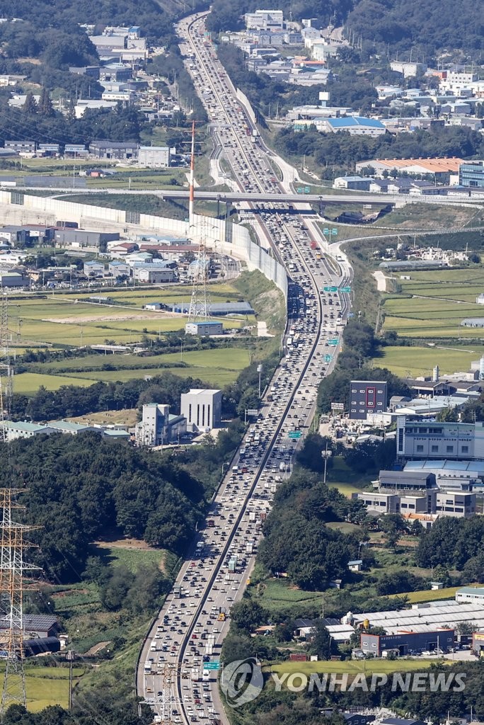 This aerial photo, taken from a Seoul Police Agency helicopter, shows southbound lanes (left side) of the Siheung-Pyeongtaek expressway near Seoul backed up with cars during the annual rush of travelers heading to their hometowns for family reunions on Sept. 17, 2021, the eve of the five-day Chuseok holiday. (Yonhap)