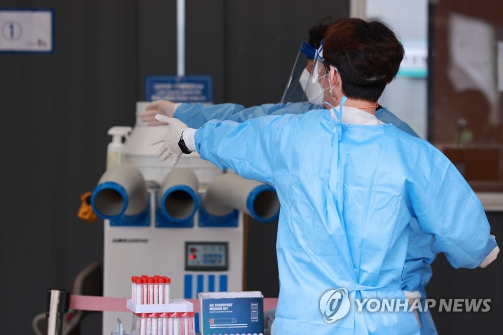 Medical workers prepare to conduct COVID-19 tests in Seoul on Sept. 19, 2021. (Yonhap)