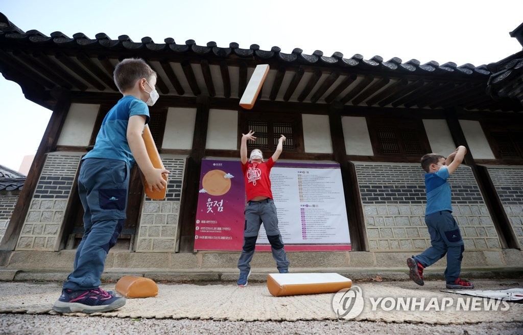 Children play yutnori during Chuseok Children play yutnori during Chuseok
