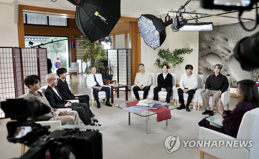 文大統領とBTSにインタビュー 文大統領とBTSにインタビュー