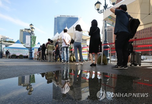 코로나19 검사 기다리는 시민들