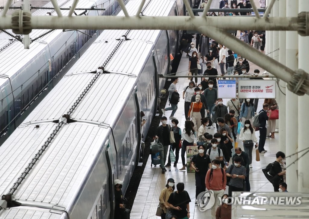 Passengers get off a train in Seoul Station on Sept. 22, 2021, the last day of the Chuseok holiday. (Yonhap) 